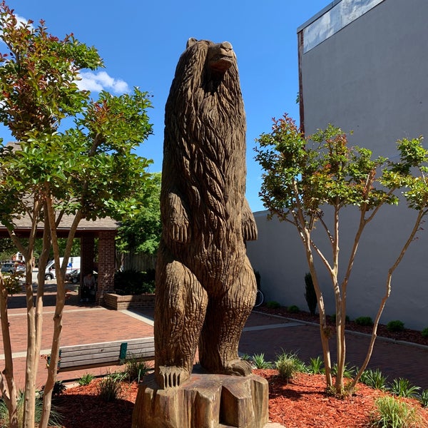 The wooden bear sculpture at Bear Plaza in New Bern